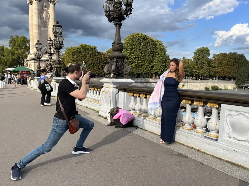 Perrin Ménard en shooting avec un modèle, pont Alexandre-III, Paris